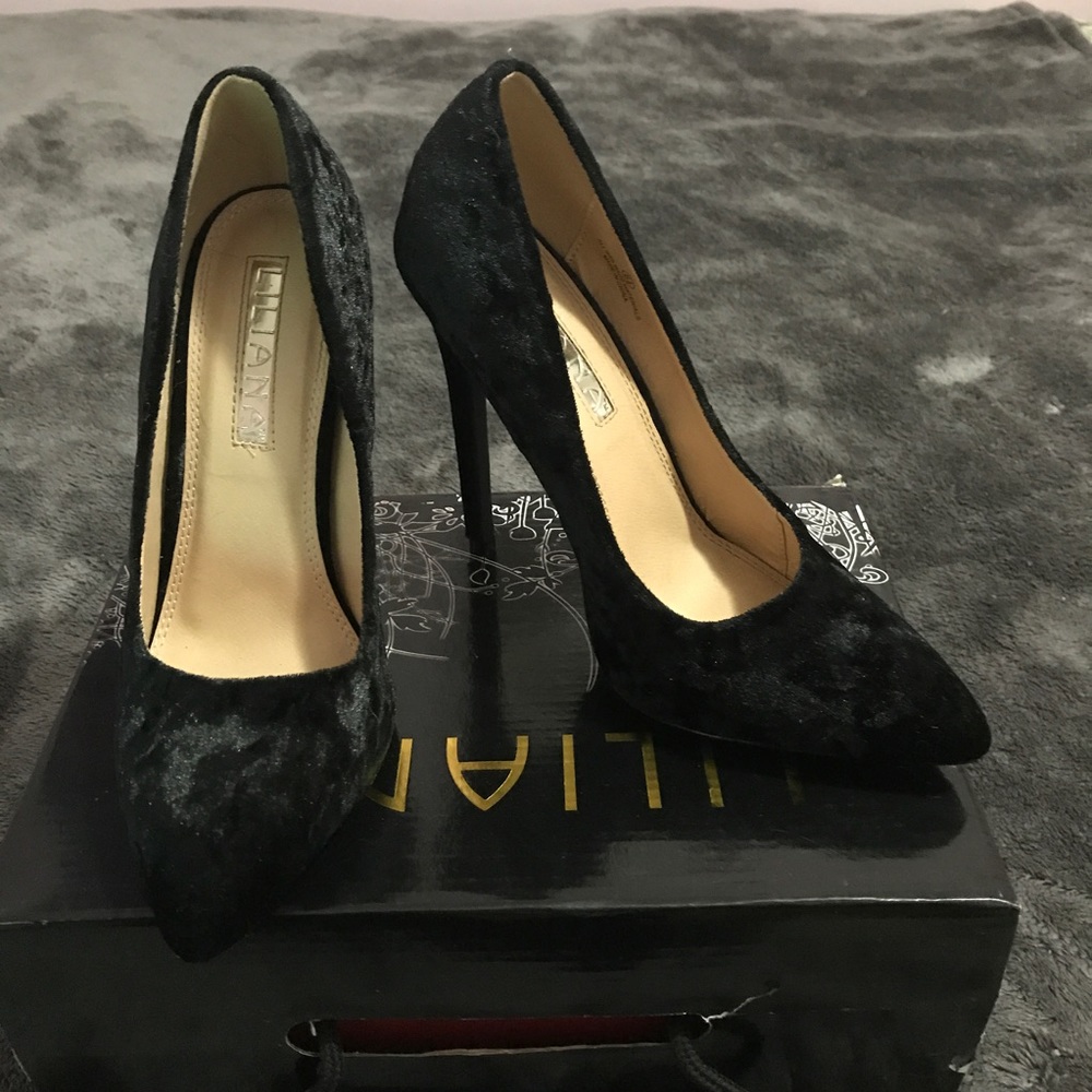 NIB crushed velvet pointed heels